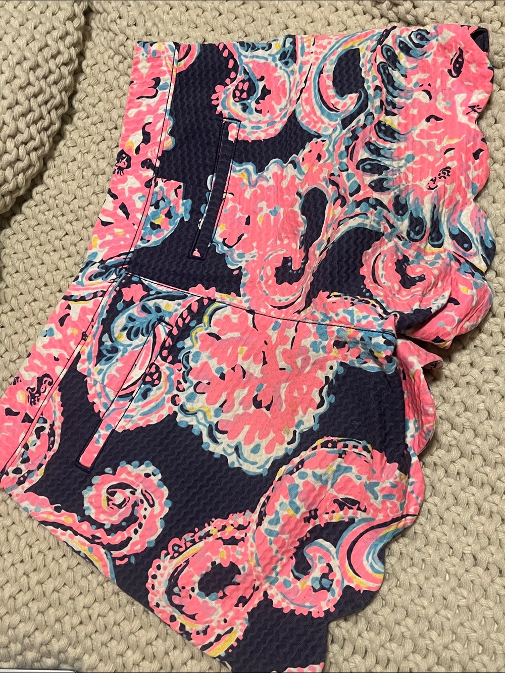 💙💕Lilly Pulitzer Navy Blue and Hot Pink Paisley Scalloped Hem Shorts , size 2 - Picture 3 of 4